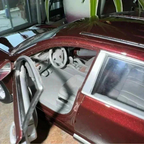 Maisto 1/18 Scale Diecast 31635 - Porsche Cayenne S - Dark red - Picture 3 of 14